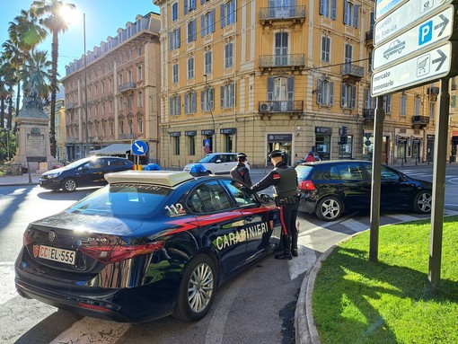 Sanremo, ruba vestiti e fugge: arrestato un 47enne. Aveva con sé due coltelli