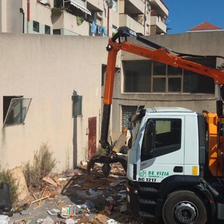 Imperia, rimozione del cumulo di rifiuti alle 'case parcheggio' in via Airenti (Foto)