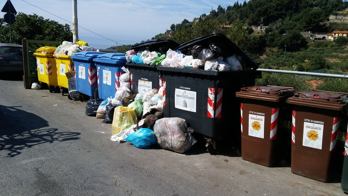 Sanremo: cassonetti stracolmi in frazione San Pietro, la segnalazione con foto di un residente