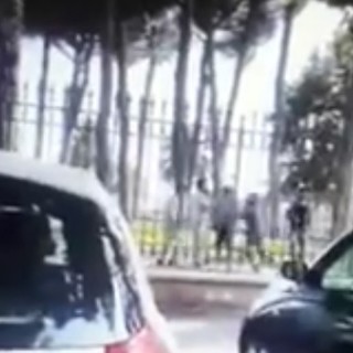 Ventimiglia: maxi rissa ai giardini pubblici in pieno giorno, la fuga all’arrivo della polizia (Video)