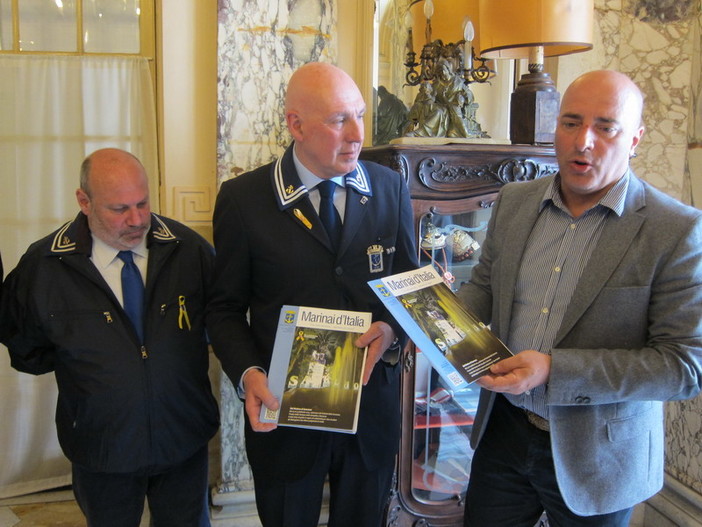 Le immagini della consegna della rivista Le immagini della consegna della rivista