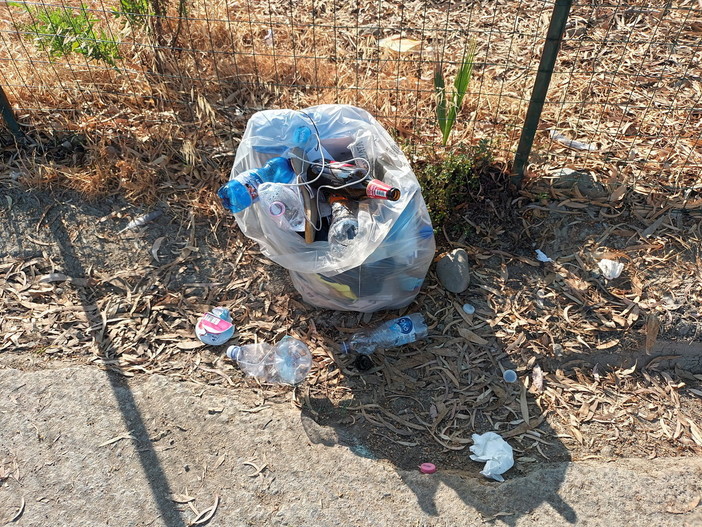 Sanremo: degrado per rifiuti sparsi a Pian di Poma, la segnalazione con foto di una lettrice