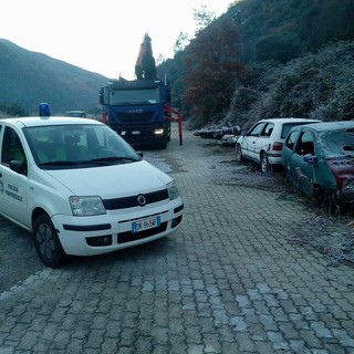 Isolabona: auto abbandonate, iniziate le operazioni di rimozione delle numerose carcasse abbandonate Isolabona: auto abbandonate, iniziate le operazioni di rimozione delle numerose carcasse abbandonate