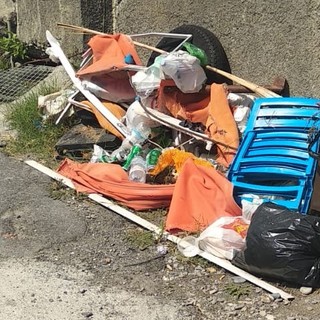 Imperia: ancora un cumulo di rifiuti abbandonato in città. Questa la situazione a Garbella (foto) Imperia: ancora un cumulo di rifiuti abbandonato in città. Questa la situazione a Garbella (foto)