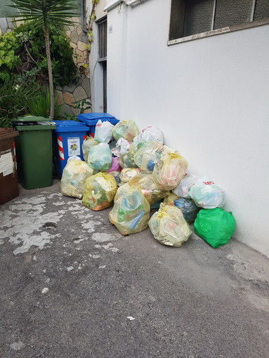 Sanremo: montagna di sacchi di plastica davanti ad un palazzo del centro, le perplessità di un lettore