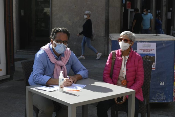 Sanremo, raccolta firme per la 'ferrovia delle meraviglie' Cuneo Ventimiglia, Scibilia: "Linea strategica per i nostri collegamenti" (foto e video) Sanremo, raccolta firme per la 'ferrovia delle meraviglie' Cuneo Ventimiglia, Scibilia: "Linea strategica per i nostri collegamenti" (foto e video)