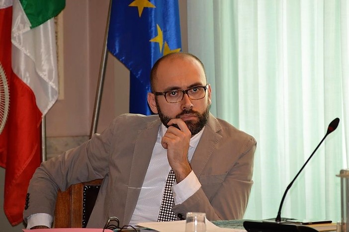 Stop ai Tir sulla 28, il presidente della Provincia di Cuneo Robaldo: "Una decisione che impatta sull'economia di un'intera area del Paese" Stop ai Tir sulla 28, il presidente della Provincia di Cuneo Robaldo: "Una decisione che impatta sull'economia di un'intera area del Paese"