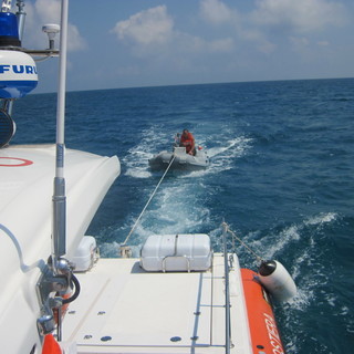 Imperia: gommone in secca sugli scogli a Capo Berta recuperato dalla Guardia Costiera Imperia: gommone in secca sugli scogli a Capo Berta recuperato dalla Guardia Costiera