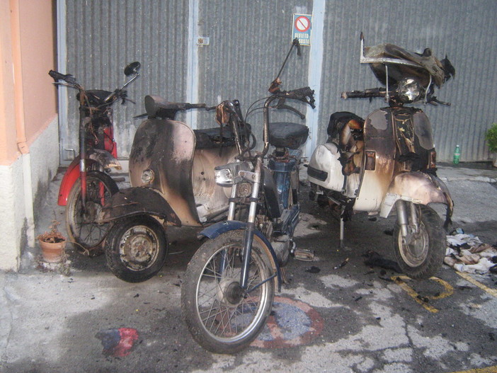 Imperia: rogo di motorini nella notte a Garbella (foto). Ben 5  scooter danneggiati, 4 erano ricoverato in un box