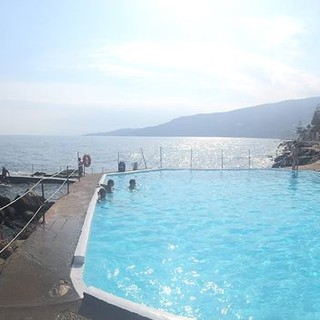 La riapertura della piscina esterna inaugura l'estate dell'Hotel Le Rocce del Capo di Ospedaletti La riapertura della piscina esterna inaugura l'estate dell'Hotel Le Rocce del Capo di Ospedaletti