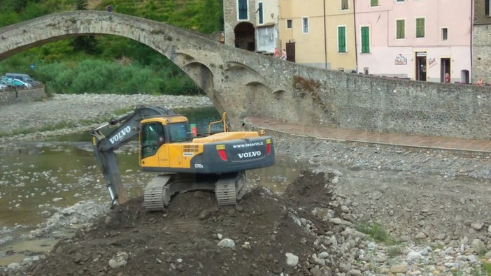 Dolceacqua: in corso lavori di pulizia del Nervia e di messa in sicurezza di una briglia del ponte
