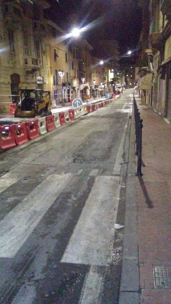 Ventimiglia: viabilità, traffico deviato da via Cavour su via Roma a causa della rottura di un tubo durante i lavori di asfaltatura Ventimiglia: viabilità, traffico deviato da via Cavour su via Roma a causa della rottura di un tubo durante i lavori di asfaltatura