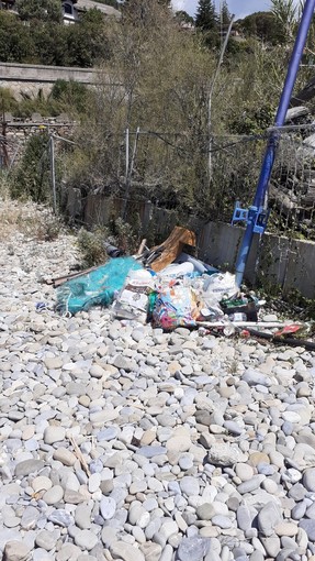 “Rifiuti accumulati da mesi alla spiaggia di Termini”: la segnalazione di un residente tra Ospedaletti e Bordighera