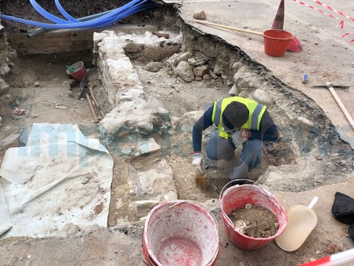 Imperia, rinvenuti resti antichi in spianata Borgo Peri durante la posa della fibra ottica: potrebbe essere il bastione di Santa Lucia (foto) Imperia, rinvenuti resti antichi in spianata Borgo Peri durante la posa della fibra ottica: potrebbe essere il bastione di Santa Lucia (foto)