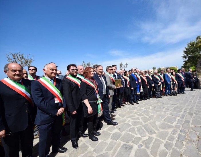 Triora: il Consigliere Christian Alberti a Castellabate per la XVI Assemblea nazionale de “I Borghi più belli d’Italia” Triora: il Consigliere Christian Alberti a Castellabate per la XVI Assemblea nazionale de “I Borghi più belli d’Italia”