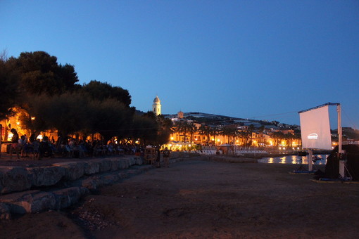 'Luci a Riva Ligure': l'amministrazione vuole trasformare la cittadina in un villaggio natalizio con luminarie e scenografie artistiche