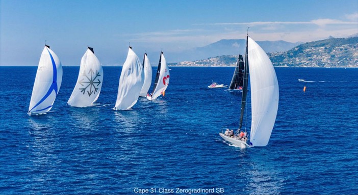 Il mare di Sanremo dipinto dalle vele dei CAPE31: grande evento ospitato dallo Yacht Club (foto) Il mare di Sanremo dipinto dalle vele dei CAPE31: grande evento ospitato dallo Yacht Club (foto)