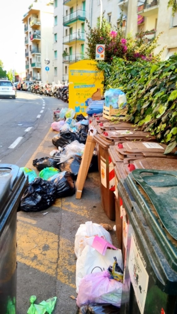 Sanremo: rifiuti sparsi ovunque in via Galilei, la segnalazione con foto di un residente