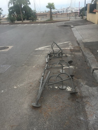 Sanremo: rastrelliera per le biciclette distrutta, il M5S chiede l'immediata rimozione Sanremo: rastrelliera per le biciclette distrutta, il M5S chiede l'immediata rimozione