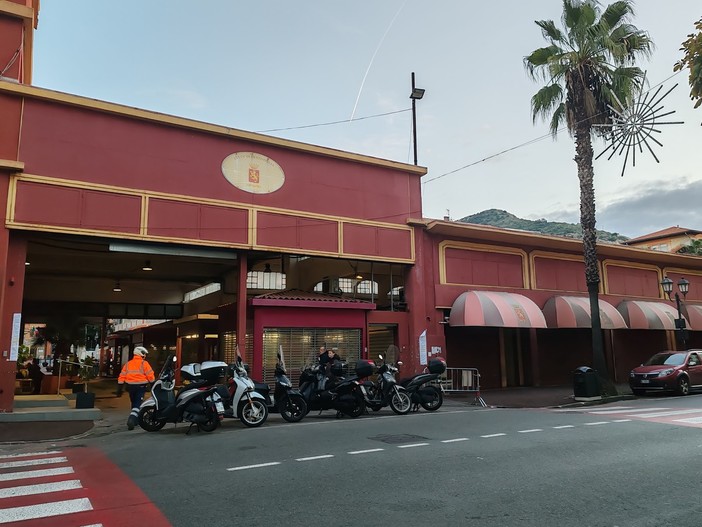 Ventimiglia: commerciante del mercato ambulante picchiato da un questuante che chiedeva le elemosine