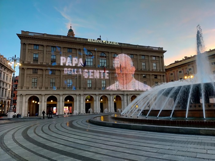 Morte Papa Francesco: il maxischermo di Regione Liguria si illumina per ricordare il pontificato di Bergoglio