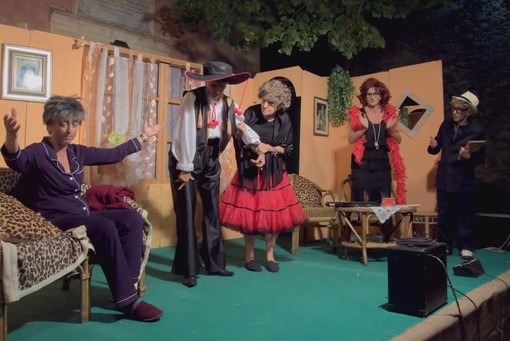 Carpasio: lunedì sera commedia dialettale con la compagnia di sole donne ‘Riemughe Surve’ Carpasio: lunedì sera commedia dialettale con la compagnia di sole donne ‘Riemughe Surve’