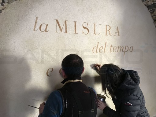 Vallebona: avviato il restauro di antiche scritte e segnaletiche, l'artigiano Diego Lorenzi al lavoro nel centro storico