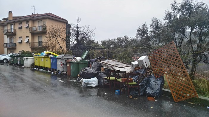 Imperia: la rimozione dei cassonetti non terminerà prima della prossima settimana Imperia: la rimozione dei cassonetti non terminerà prima della prossima settimana