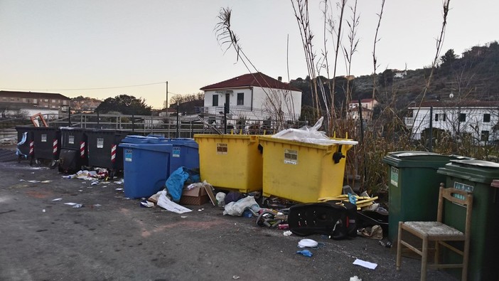 Imperia, il sindaco Scajola firma l'ordinanza contro l'abbandono dei rifiuti "Fisiologico periodo di adattamento, ma non sia un alibi"