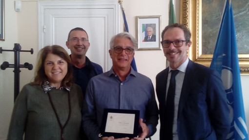 Bordighera: consegnata targa al geometra Marco Garzoglio per aver ricostruito pontino tra gli scogli di Sant’Ampelio Bordighera: consegnata targa al geometra Marco Garzoglio per aver ricostruito pontino tra gli scogli di Sant’Ampelio