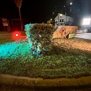 Festa del Tricolore: Camporosso illumina la rotonda del ponte dell’Amicizia di verde, bianco e rosso Festa del Tricolore: Camporosso illumina la rotonda del ponte dell’Amicizia di verde, bianco e rosso