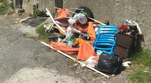 Imperia: ancora un cumulo di rifiuti abbandonato in città. Questa la situazione a Garbella (foto) Imperia: ancora un cumulo di rifiuti abbandonato in città. Questa la situazione a Garbella (foto)
