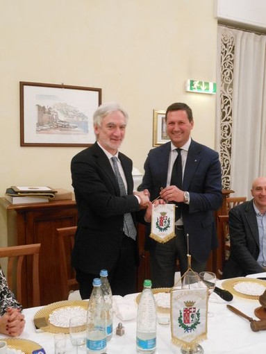 Imperia: grande successo per la presentazione del libro 'Il Partito della Polizia' organizzata dal Rotary Club Imperia: grande successo per la presentazione del libro 'Il Partito della Polizia' organizzata dal Rotary Club