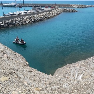 Ventimiglia, trovati i corpi dei due giovani dispersi in mare alle Calandre: erano a pochi metri l'uno dall'altro Ventimiglia, trovati i corpi dei due giovani dispersi in mare alle Calandre: erano a pochi metri l'uno dall'altro