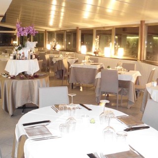 Cena a lume di candele ed eventuale pernottamento con il mare in sottofondo: ecco la proposta dell'Hotel Le Rocce del Capo di Ospedaletti