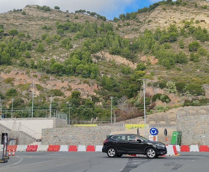 Ventimiglia, lavori alla rotatoria di corso Genova: cambia la viabilità