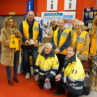 Cinque club Lions uniti per un service molto importante rivolto a chi è nel bisogno Cinque club Lions uniti per un service molto importante rivolto a chi è nel bisogno