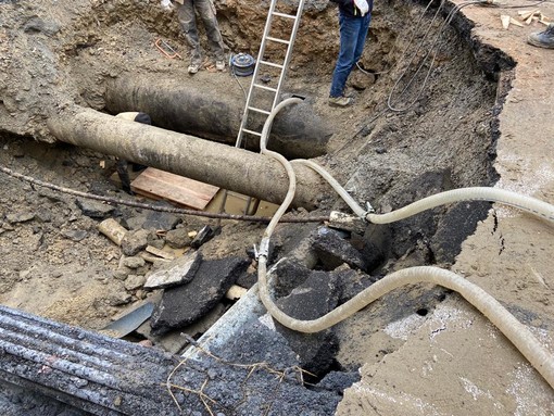 Imperia: tubo rotto alla Marina, entro stasera tornerà l'acqua mentre per il cantiere ci vorrà più tempo Imperia: tubo rotto alla Marina, entro stasera tornerà l'acqua mentre per il cantiere ci vorrà più tempo