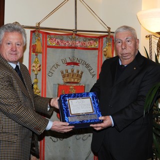 Ventimiglia: riconoscimento ai titolari del negozio Marchetti per i 100 anni di attività Ventimiglia: riconoscimento ai titolari del negozio Marchetti per i 100 anni di attività