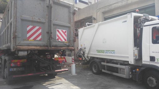 Imperia: via i rifiuti dalle case parcheggio. Sul posto la Teknoservice, Gagliano "Presto le telecamere" (FOTO E VIDEO)