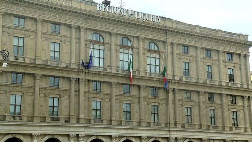 Morte Papa Francesco: bandiere a mezz'asta e maxischermo di Regione Liguria illuminato per ricordare il pontefice