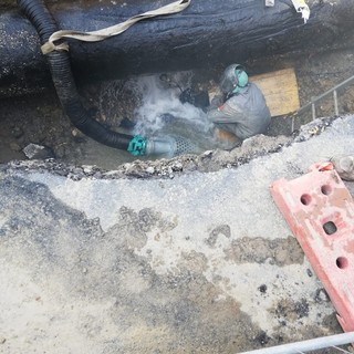 Diano Marina: rottura dell'acquedotto in via Torino e problemi di approvvigionamento, in arrivo l'autobotte (foto)