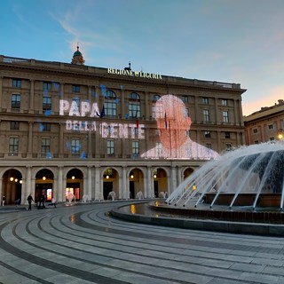 Morte Papa Francesco: il maxischermo di Regione Liguria si illumina per ricordare il pontificato di Bergoglio