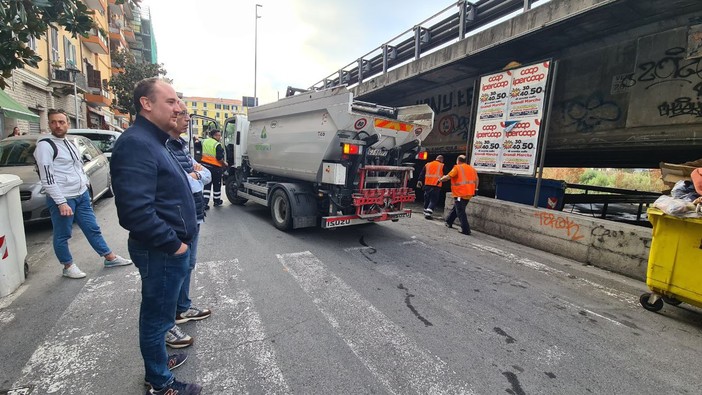 Ventimiglia: chiuso e ripulito il parcheggio sotto il cavalcavia nella zona di via Tenda (Foto e video) Ventimiglia: chiuso e ripulito il parcheggio sotto il cavalcavia nella zona di via Tenda (Foto e video)