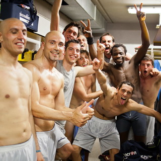 La squadra negli spogliatoi dopo la vittoria (foto di Dario Bosio)
