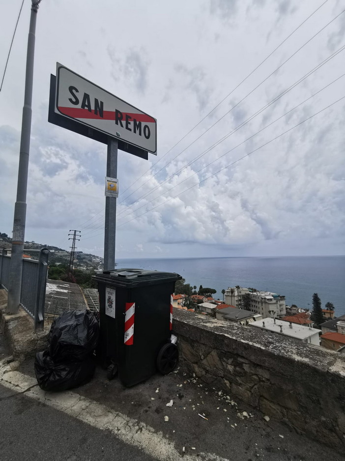 Sanremo: situazione di degrado per rifiuti sparsi ovunque, la segnalazione con foto di ‘Città bene comune’ Sanremo: situazione di degrado per rifiuti sparsi ovunque, la segnalazione con foto di ‘Città bene comune’