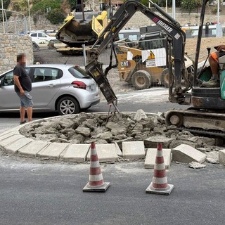 Ventimiglia, rotonda in corso Genova demolita. Agosta: "Responsabilità in capo alla direzione dei lavori"