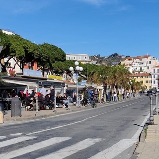 Zona arancione, ristoranti aperti a pranzo a Sanremo e Ventimiglia, blitz delle forze dell'ordine e tanti francesi (Foto)