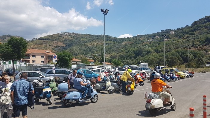 Camporosso: grande partecipazione per il raduno dedicato agli amanti della Vespa Camporosso: grande partecipazione per il raduno dedicato agli amanti della Vespa