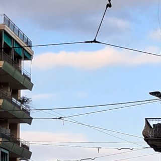 Mancata rimozione dei cavi di sostegno delle vecchie linee elettriche in rame, un lettore: "Rischio sicurezza e degrado urbano tra Taggia e Ventimiglia"